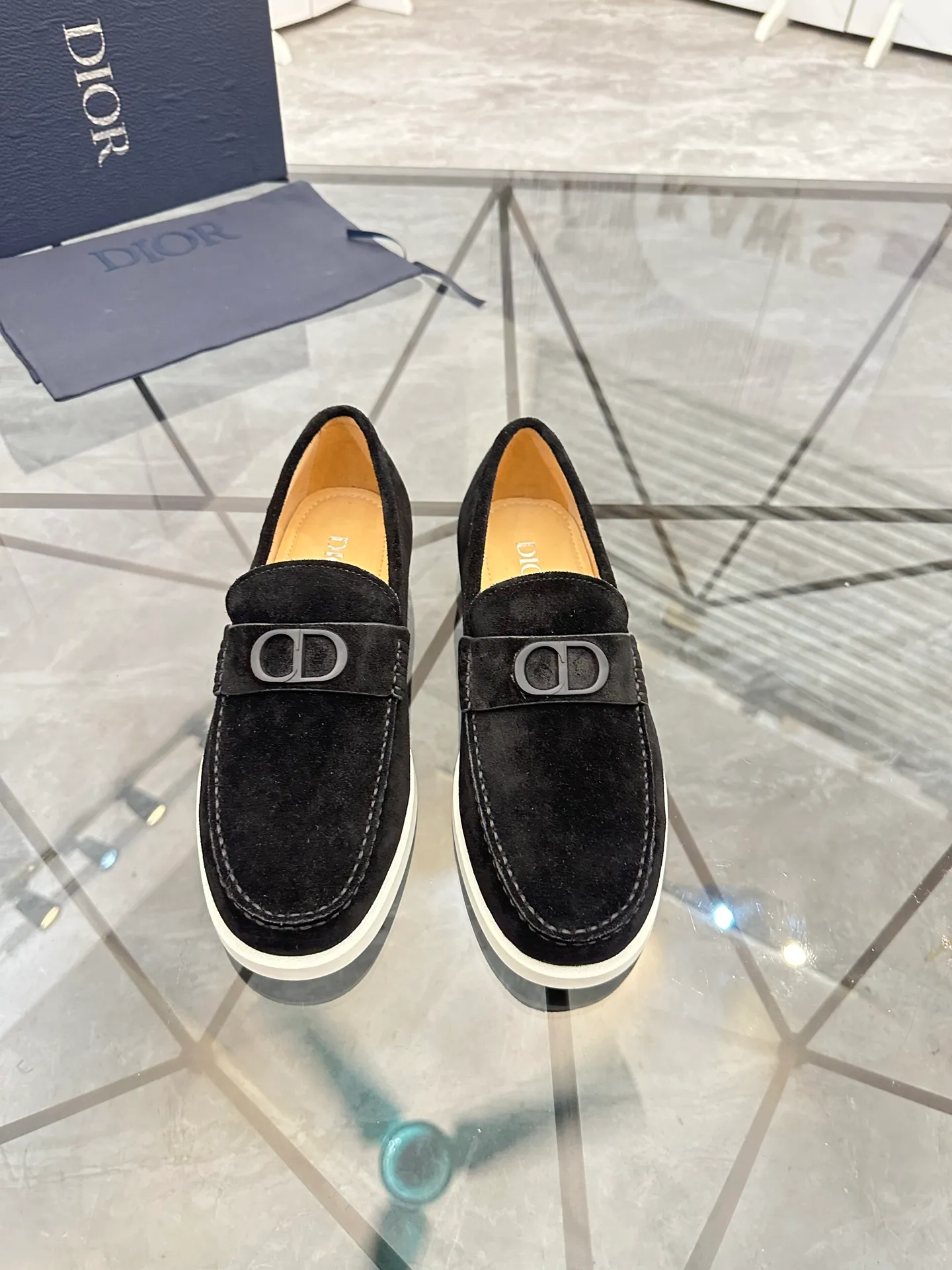 Selling men's shoes 💰: 💰P440¥ Product trademark: Dio* "Dior*" slip-on shoes Regular size: 39-44 (can be customized to 45.46) Product materials: imported nubuck leather upper, cowhide lining, original outsole. Number: 628